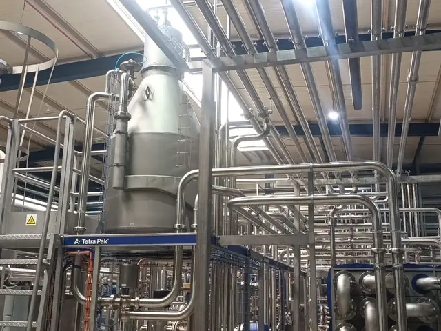 Planta industrial con tuberías